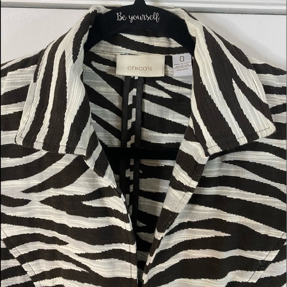 Chico's Black & White Zebra Print Blazer Hook & Eye Closure Chico’s Size 0 - Picture 4 of 9